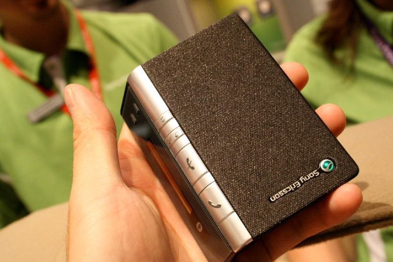 Illustration for article titled Sony Ericsson's Cool Desk/Car Bluetooth Speakerphone: HCB-120
